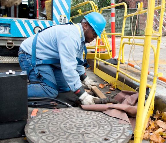 A Con Edison employee was repairing the wiring yesterday (Source: Aliza 