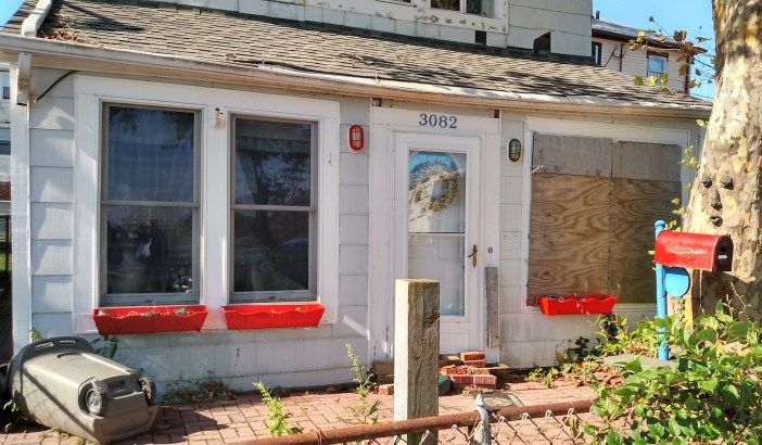 A boarded up home. (Photo: Alex Ellefson / Sheepshead Bites)