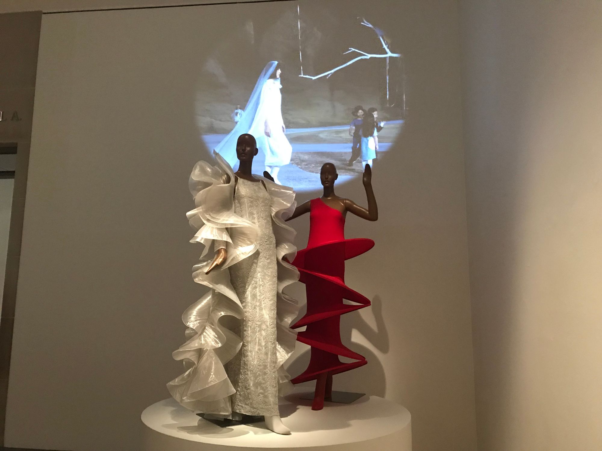 Exhibición del dsieñador Pierre Cardin en el Brooklyn Museum