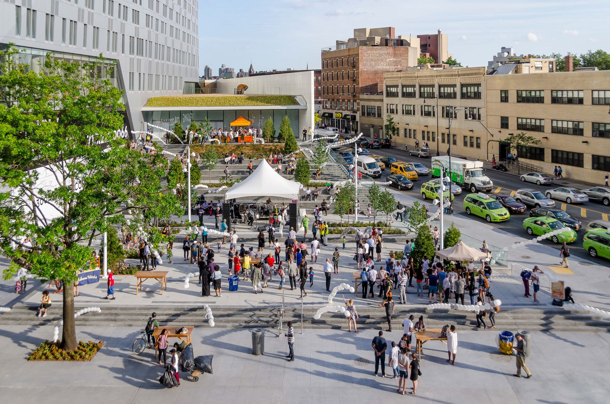 Public place. Plaza. Plaza музыкант. At & t Plaza площадь. Kings Plaza в Бруклине.