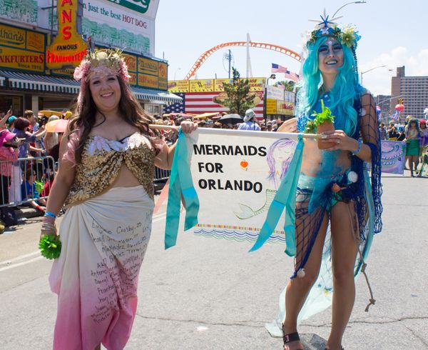 Mermaids, Sea Creatures & Classic Cars Dazzle At Coney Island’s Mermaid Parade 2016 [Photos]