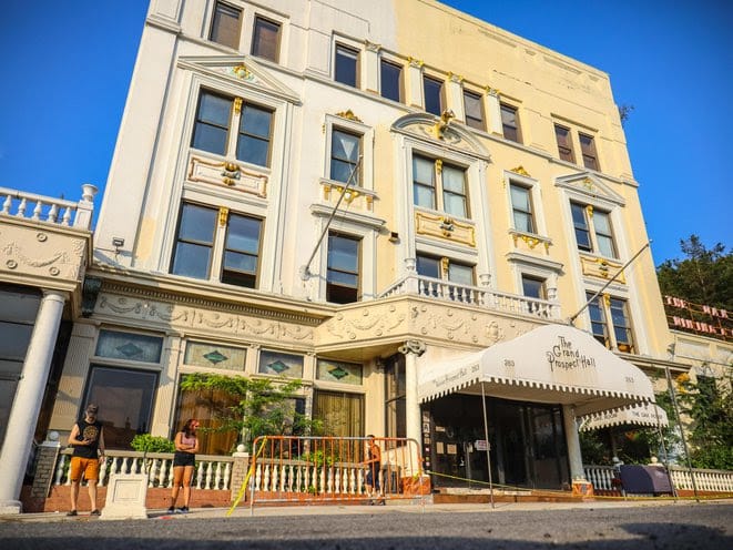 Neighbors—and de Blasio—Rally to Preserve What’s Left of Park Slope’s Grand Prospect Hall