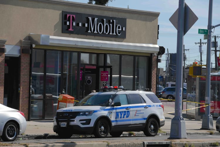 Desperate Communications: Gunman Ties Up Employees Of A Phone Store On Kings Highway