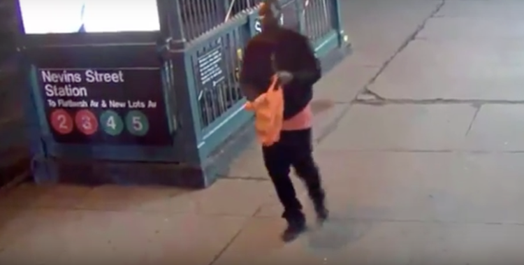 Watch Out For This Thief Who Swiped A Wallet On The 2/3