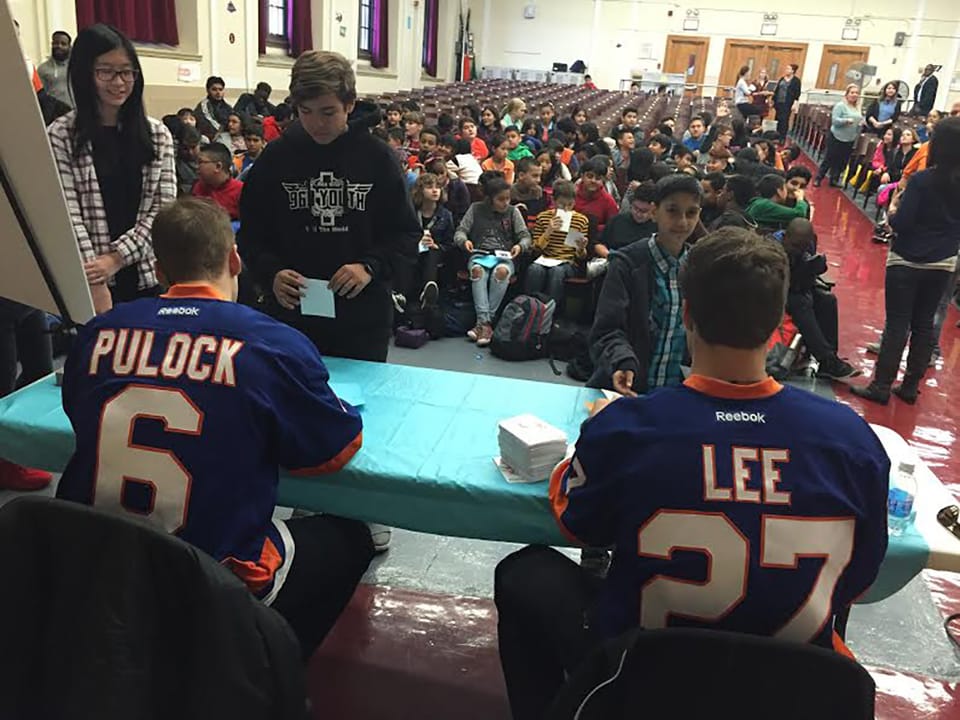 New York Islanders Perform “Mannequin Challenge” With Kids At Seth Low Visit [Video]