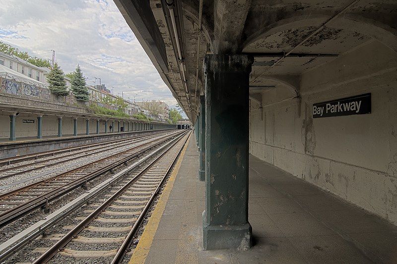 File:Bay Parkway Platform.jpg