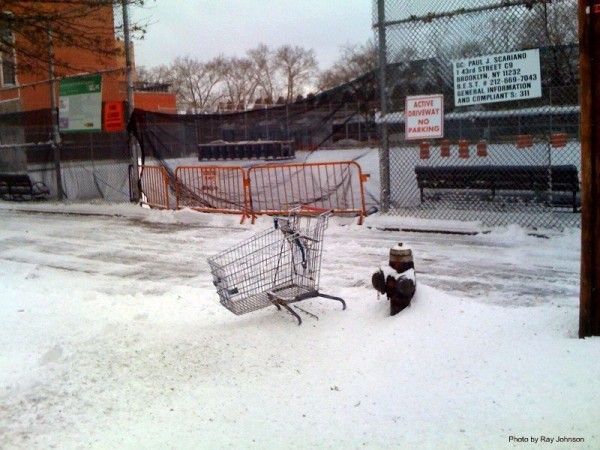 shopping cart stuck in snow storm december 2009 brooklyn