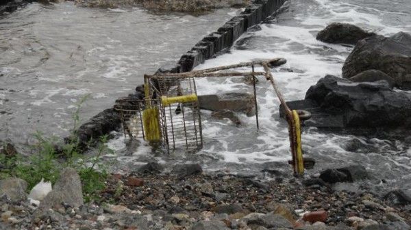 Shopping cart yellow stranded august 2010