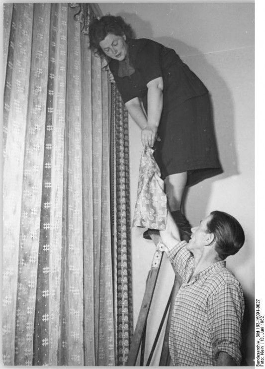 Hanging Curtains, via Bundesarchiv, Bild 