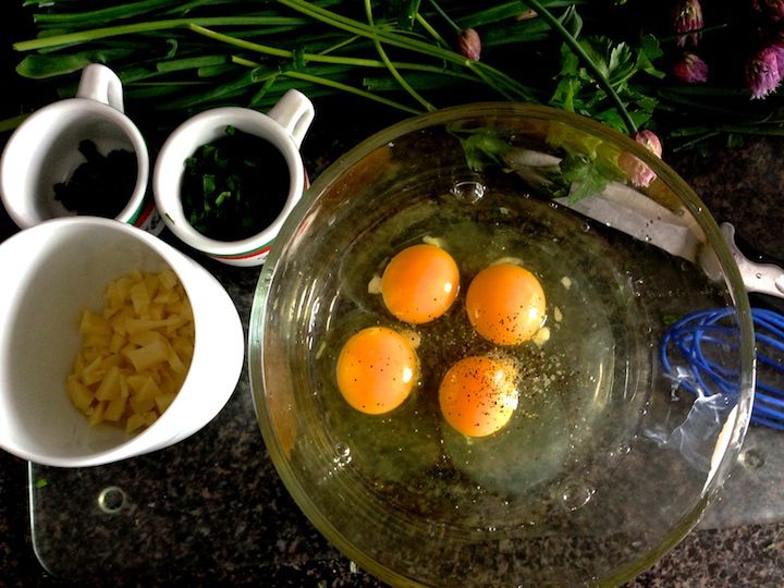 chive flower omelet