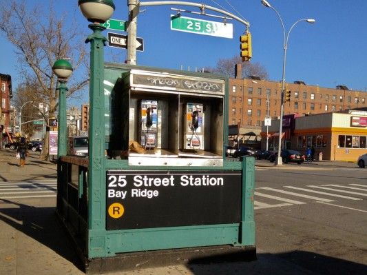 R Train, 25th Street Subway Station