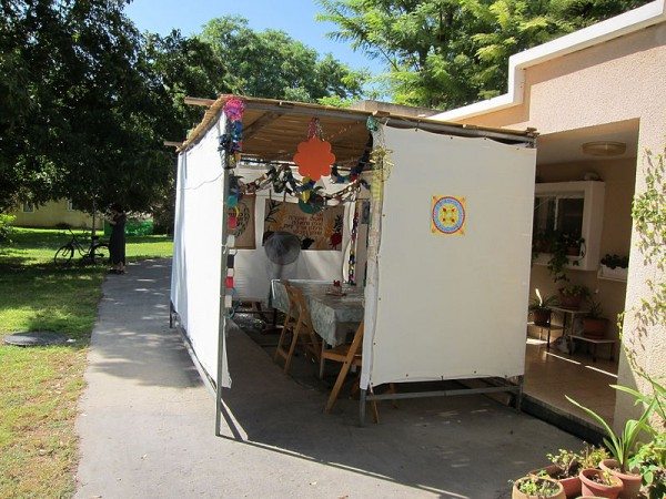 Sukkah by Danny-w on Wikipedia