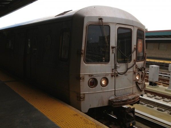 F train at 4th Ave/9th St subway station