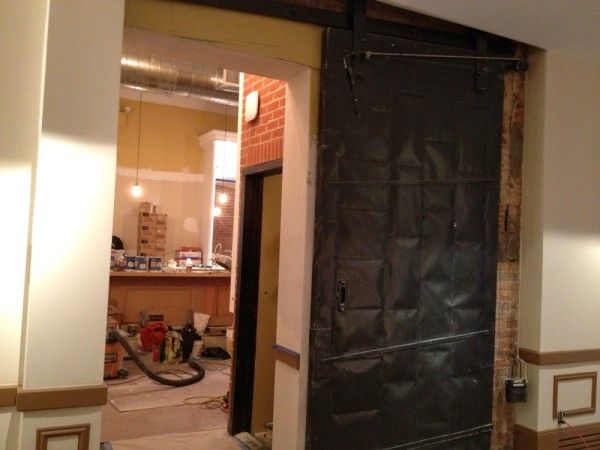 Grand Central Oyster Bar Brooklyn: Door from dining room to bar