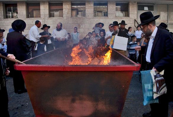 The burning of the chametz. Source: Dudy Tuchfeld / Flickr