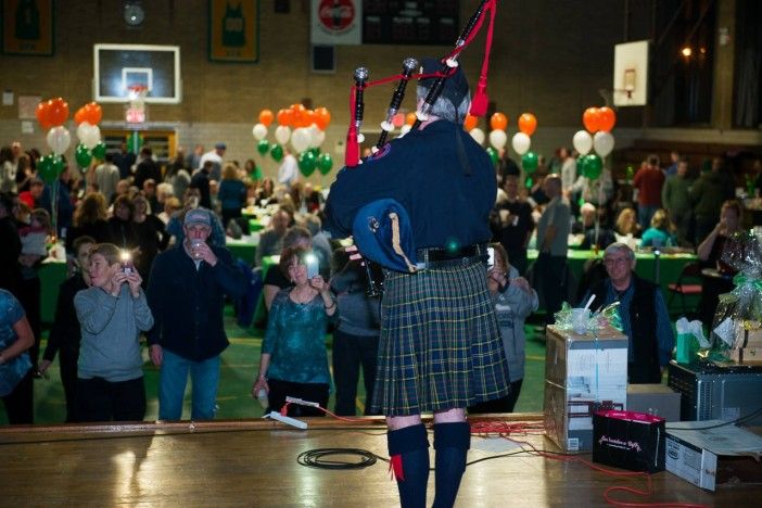 A bagpipe player got the crowd on its feet. Photo by Mike Sheehan.