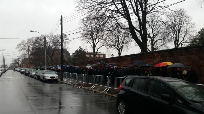 Thousands lined up to say farewell to Officer Liu on Saturday. (Photo by Heather Chin)