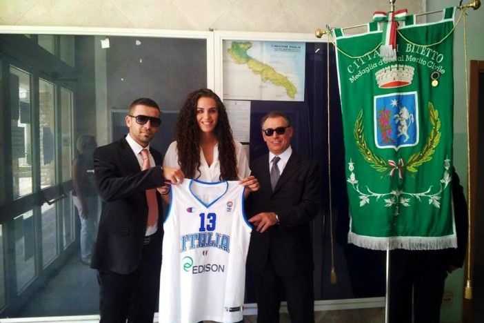 Maria Laterza presenting her Italian National jersey to the town hall in Bitetto, Bari. (Photo courtesy of Maria Laterza)