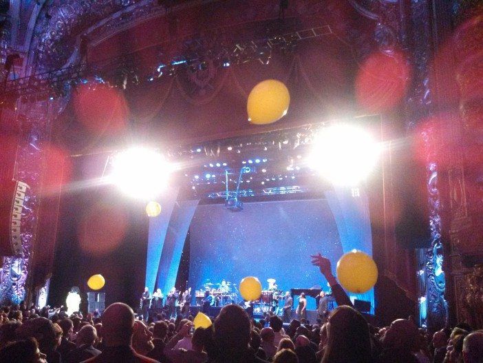 Diana Ross crowd balloons