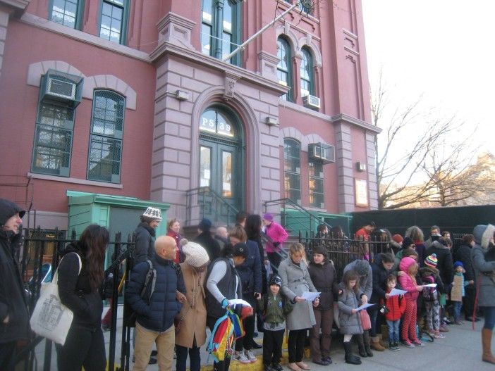 Supporters formed a human chain around PS 39 at 417 6th Avenue. Photo courtesy of Dara Federman.