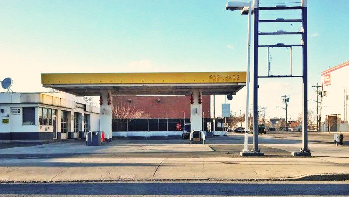 The shuttered Shell gas station at Knapp Street. Photo by Vinnie Mazzone.