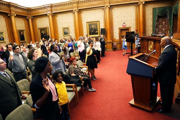 BP Adams administers the oath of office to the new class of members for Brooklyn’s eighteen community boards during a ceremony held at Borough Hall.