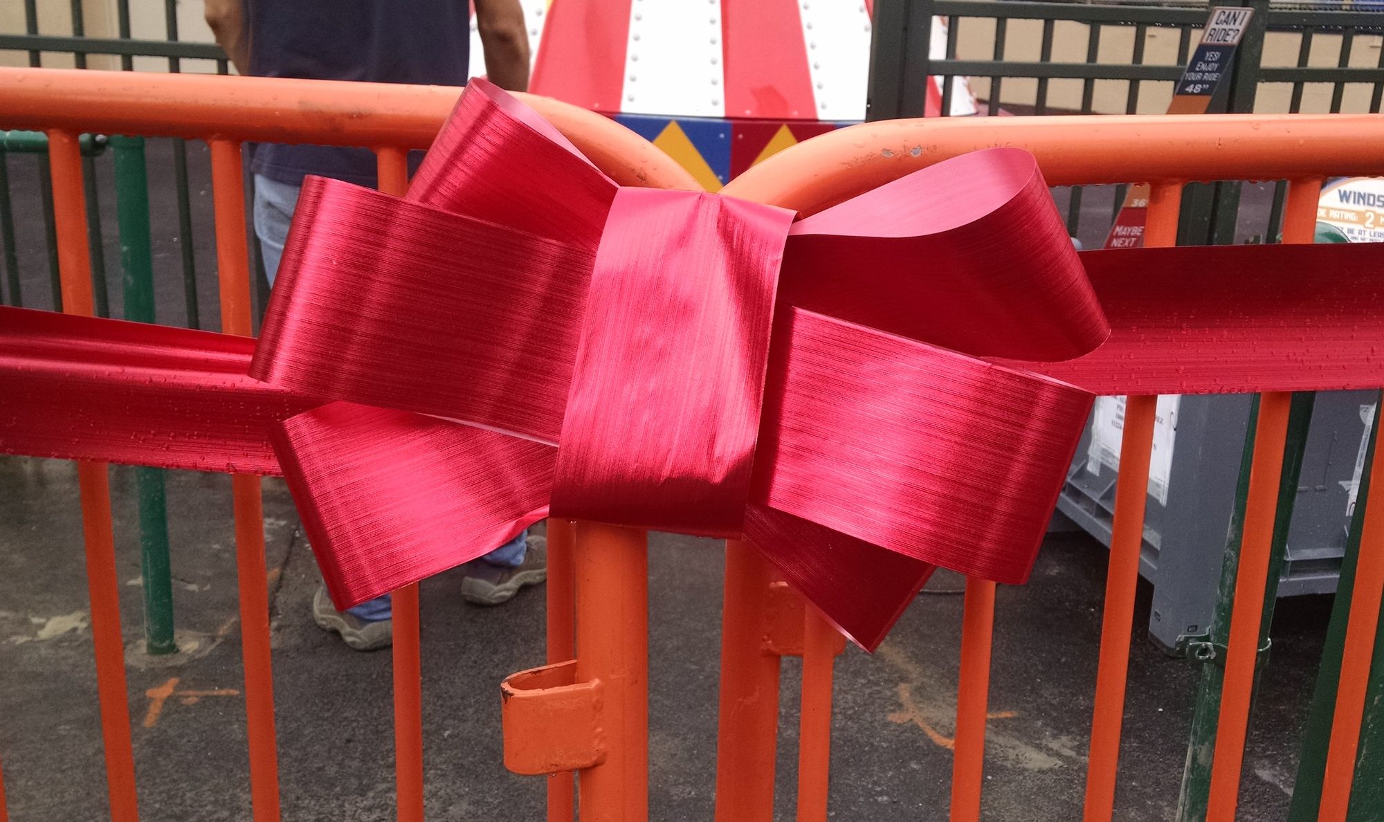 The bow in front of the gate before the ribbon cutting ceremony. (Photo: Rachel Silberstein / Sheepshead Bites)