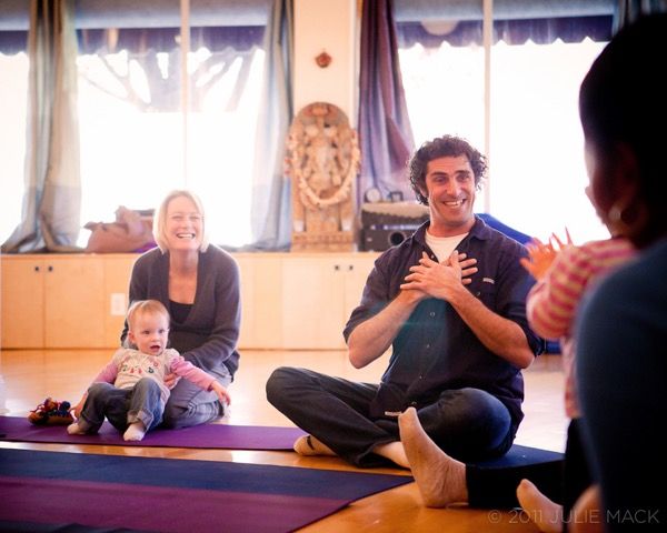 Pete Sinjin (“Hootenanny Pete”) teaching at Jaya Yoga East in Windsor Terrace. (Photo by Julie Mack, courtesy of Jaya Yoga East)