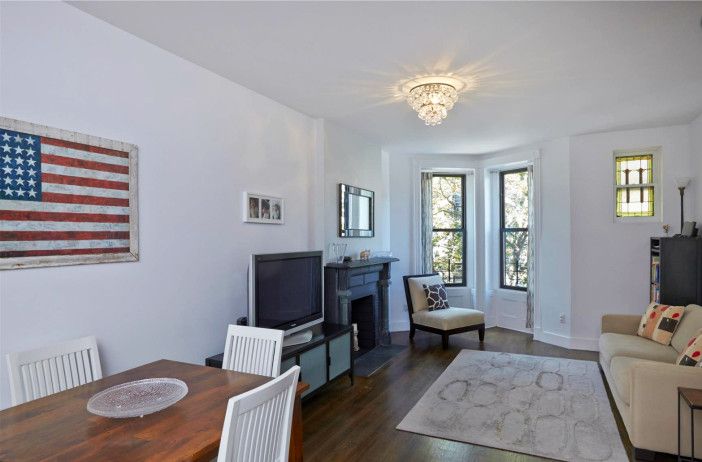 <i>Photo by <a href="http://www.elliman.com/new-york-city/397-1-street-2r-brooklyn-vwcpcwr">Douglas Elliman Real Estate</a></i>