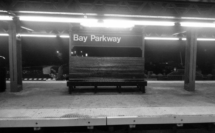 Bay Pkwy subway station platform