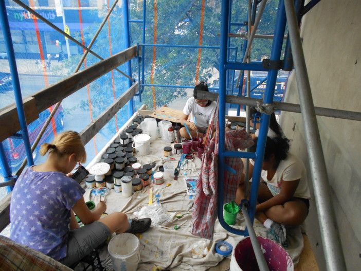 Students painting mural at 138 5th Avenue (Photo via Groundswell)