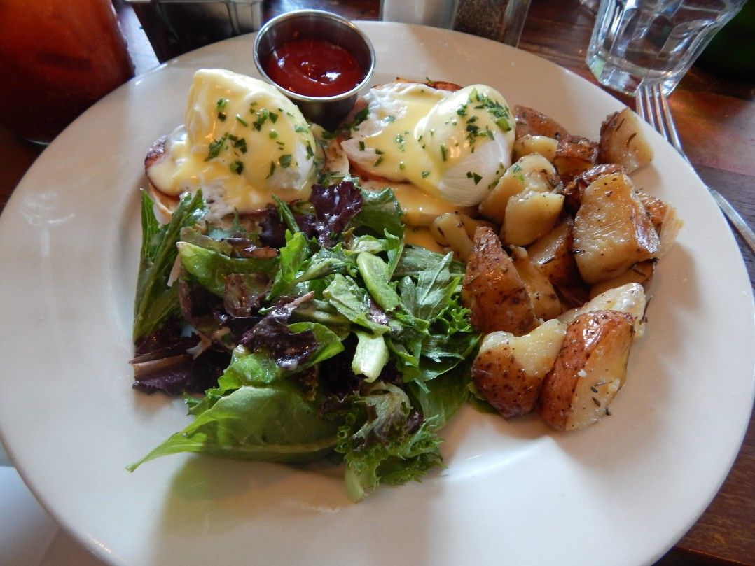 Eggs benedict at Le Paddock. Photo by KensingtonBK