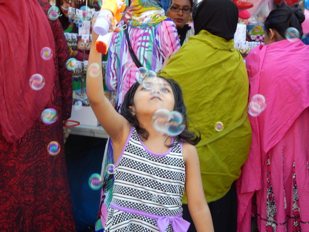 Many of the youngest festival goers escaped from the shopping with bubbles. Photo by KensingtonBK