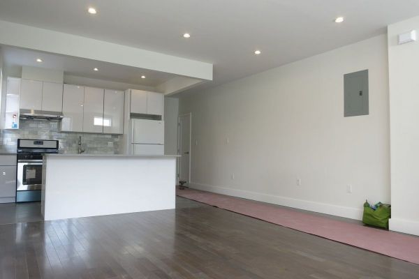 Photo by <a href="http://www.citi-habitats.com/nyc-properties/for-rent/Bensonhurst/Three-Bedroom/125294/R?adID=125294 ">Citi-Habitats</a>