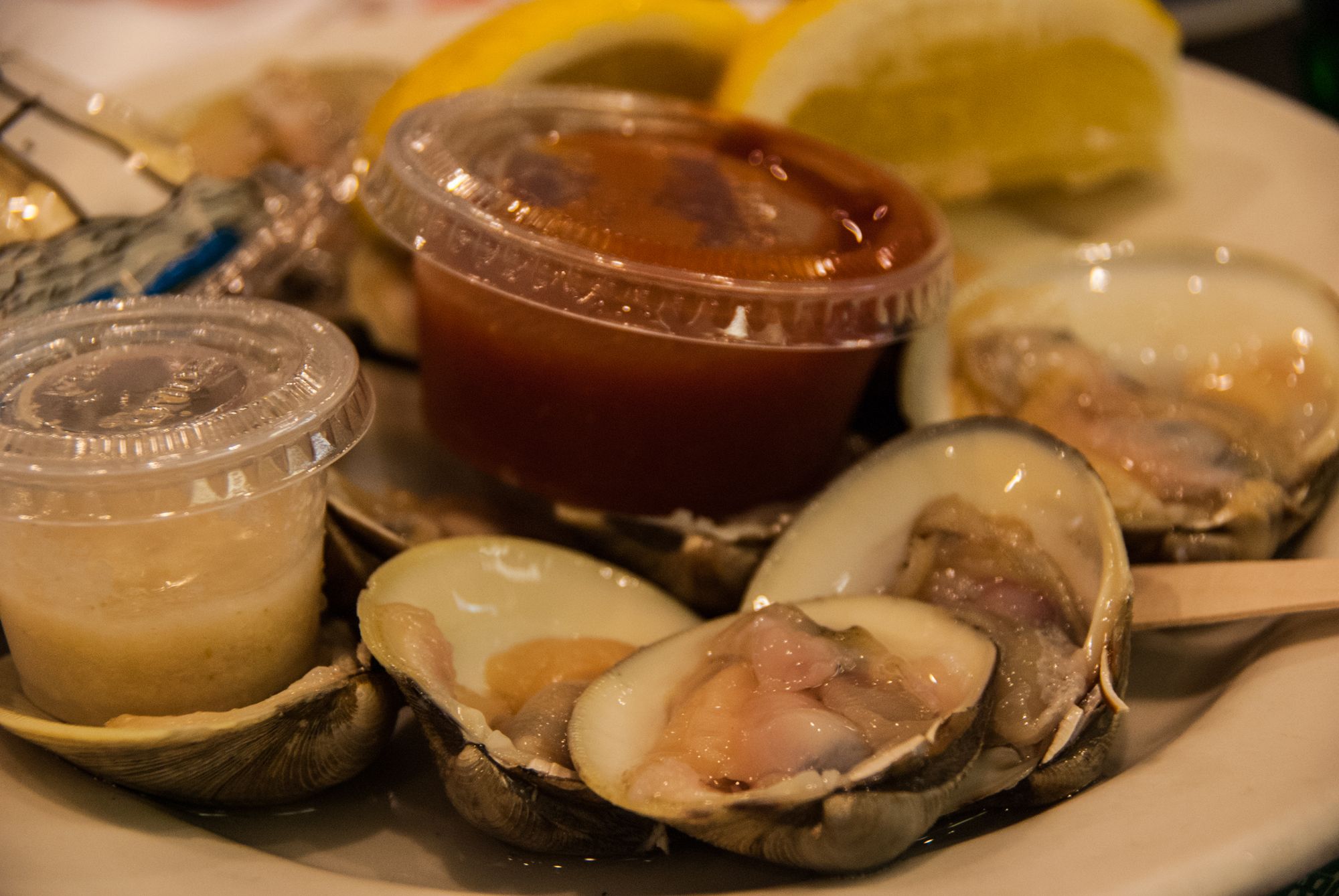 Raw clams at Randazzo's Clam Bar. (Photo: Sheepshead Bites)