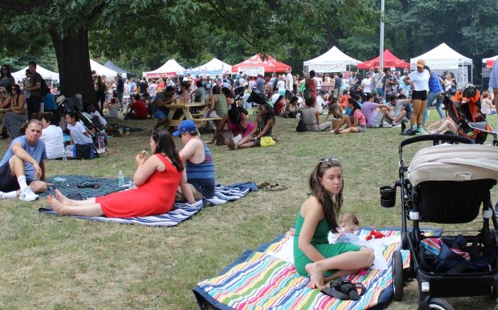 Vendors form an oval around a grassy area where people can sit. (Photo by Shannon Geis / Ditmas Park Corner)