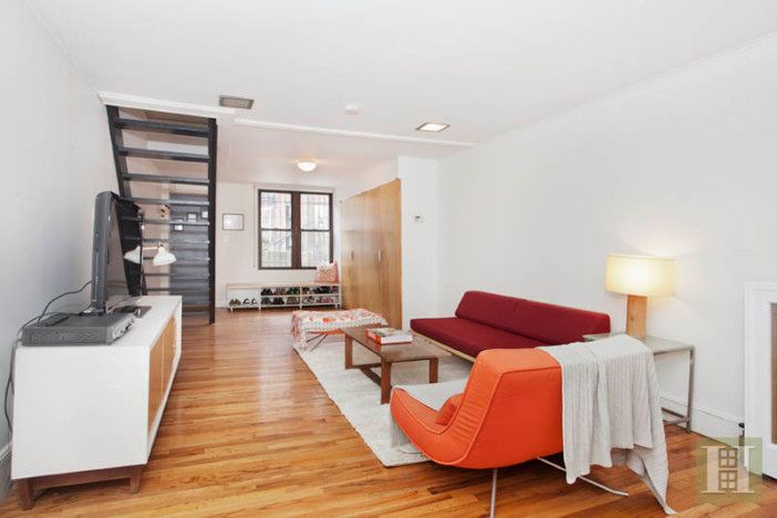 Photo by <a href="https://www.halstead.com/sale/ny/brooklyn/park-slope/587-carroll-street/townhouse/13211527">Halstead Property</a>