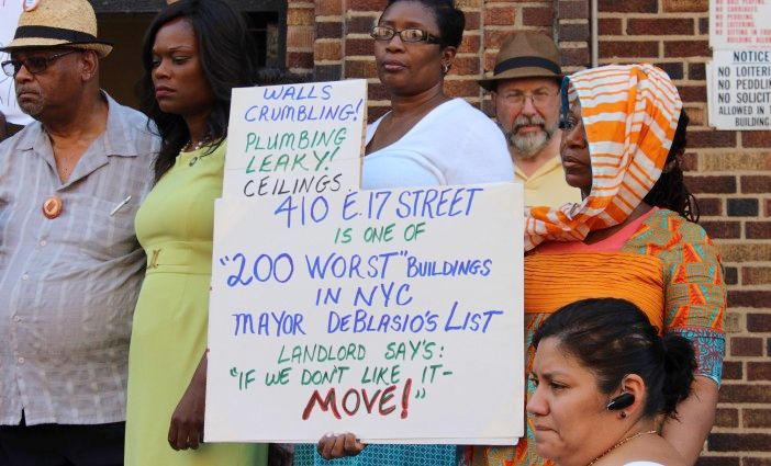 Tenants protest the living conditions at 410 E. 17th Street (Photo by Shannon Geis/Ditmas Park Corner)