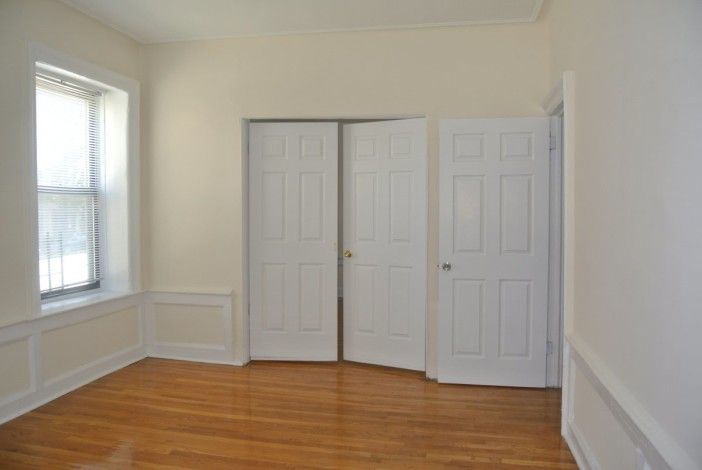 Photo by <a href="http://www.citi-habitats.com/nyc-properties/for-rent/Bensonhurst/Two-Bedroom/389300/R?adID=389300">Citi-Habitats</a>