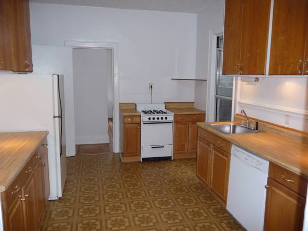 Photo by <a href="http://www.nakedapartments.com/building/578115-1624-Cortelyou-RD-Brooklyn-NY-11226">Naked Apartments / Lynne Scanlon</a>