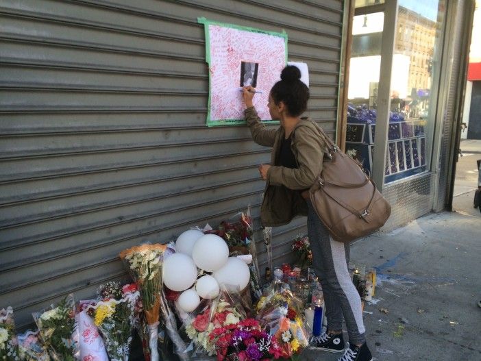 Passerby stop to leave notes at Franchezka Unisex Salon