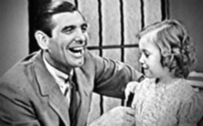 Sonny Fox speaking to a young girl on Wonderama. 