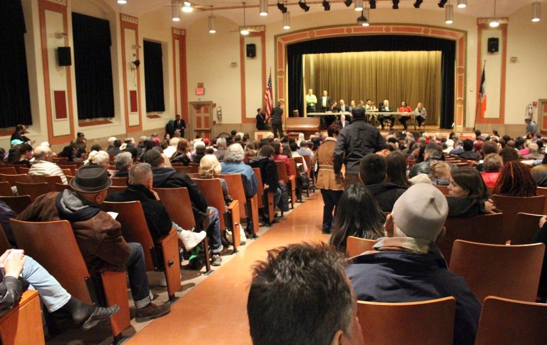 A packed auditorium. (Photo by Shannon Geis/KensingtonBK)