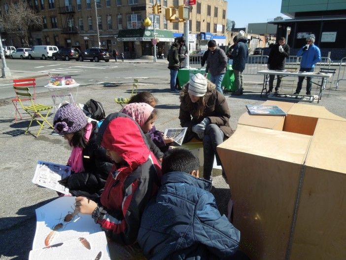 Meanwhile, the kids at the Uni Pop-Up library kept on reading and drawing.