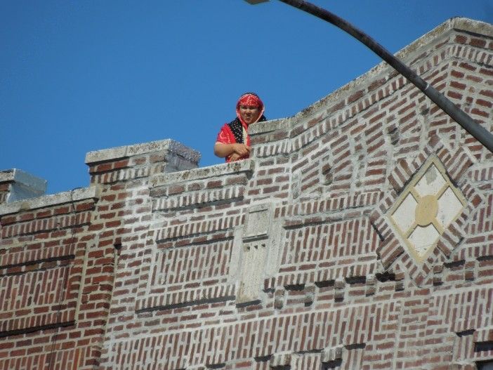 People were watching from windows and the roof.