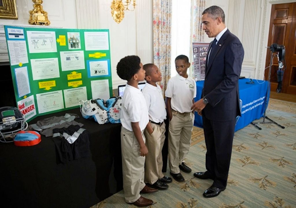 Barack_Obama_views_White_House_Science_Fair_exhibits