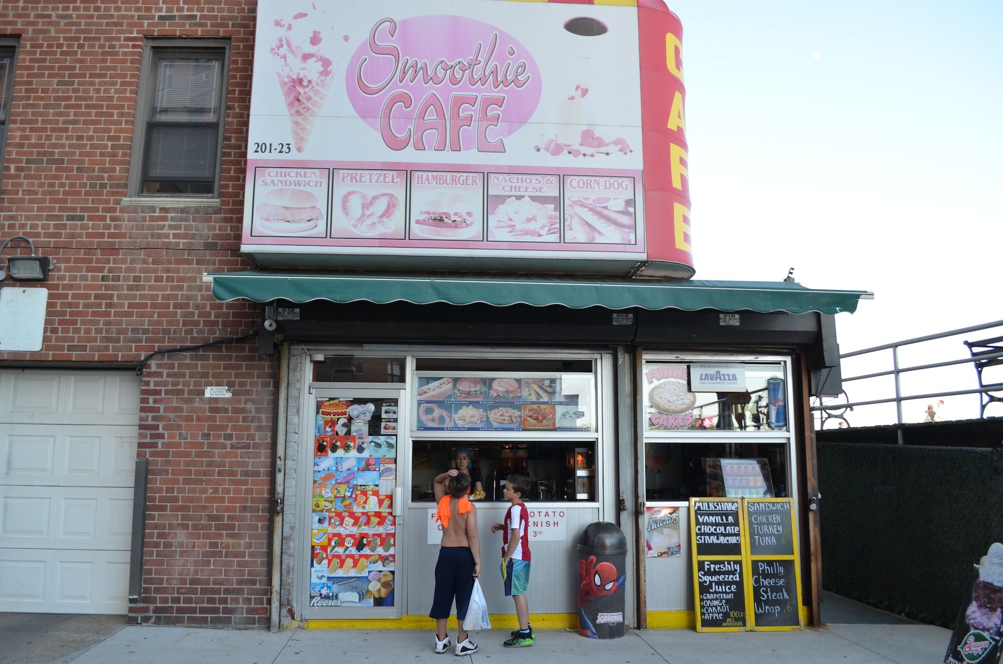 The Smoothie Cafe at 201-23 Brighton 1st Road. (Photo: Alex Ellefson / Sheepshead Bites)