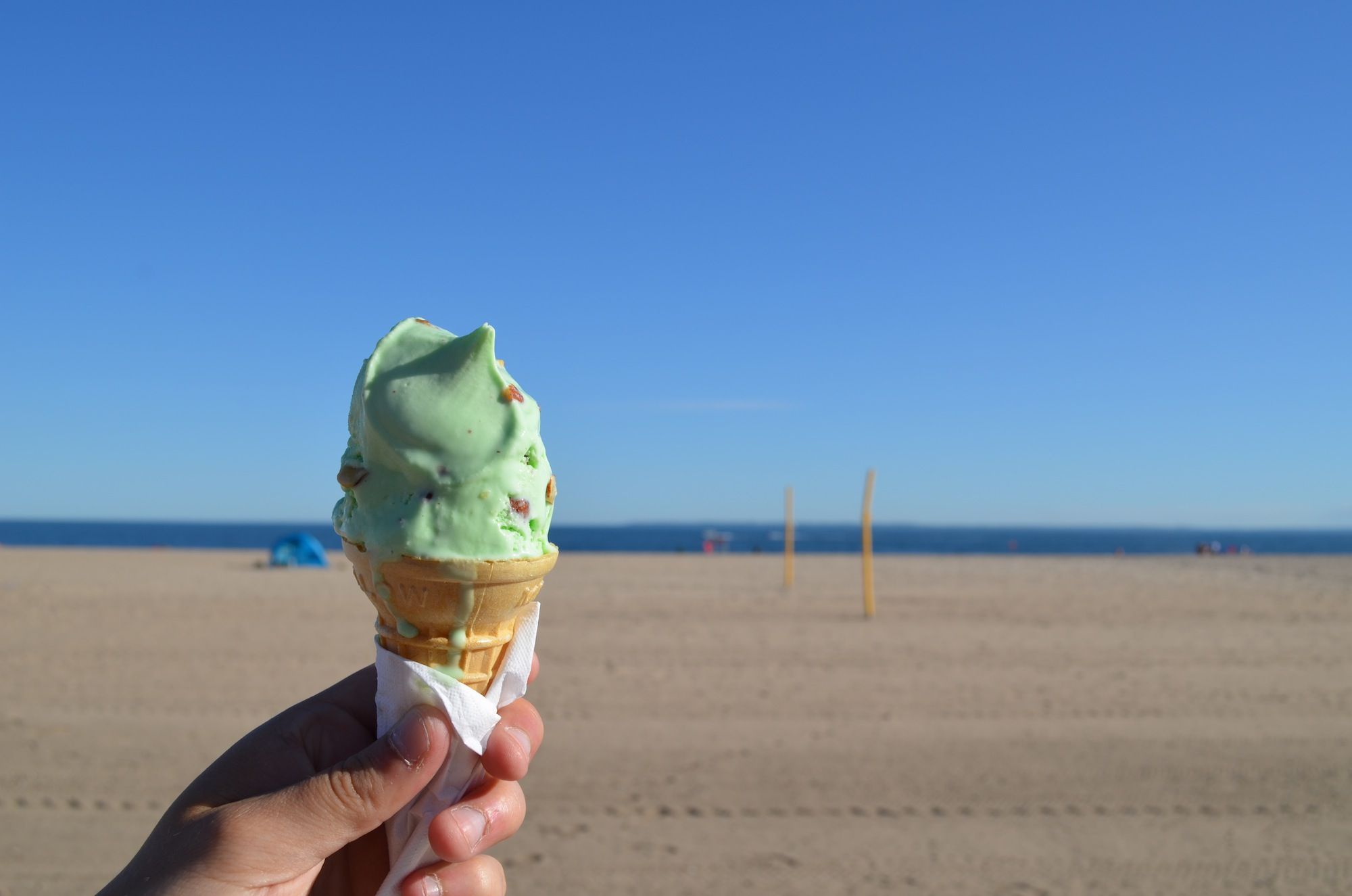 Yummy ice cream on the beach. (Photo: Alex Ellefson / Sheepshead Bites)