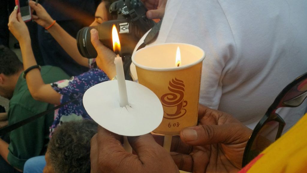 Candles distributed to the public during Brooklyn vigil. (Elizabeth Elizalde / Sunset Park Voice) 