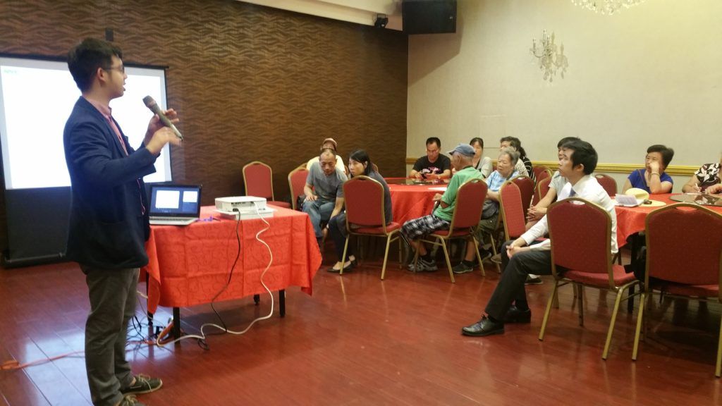 Joseph Lin from the mayor's Immigrant Affairs office gives info session to Asian residents in Sunset Park. (Elizabeth Elizalde / Sunset Park Voice) 